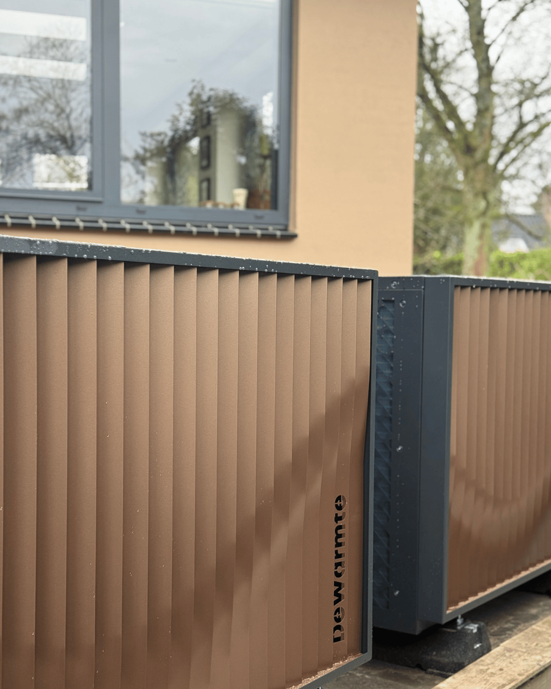 Warmtepomp in de tuin. 